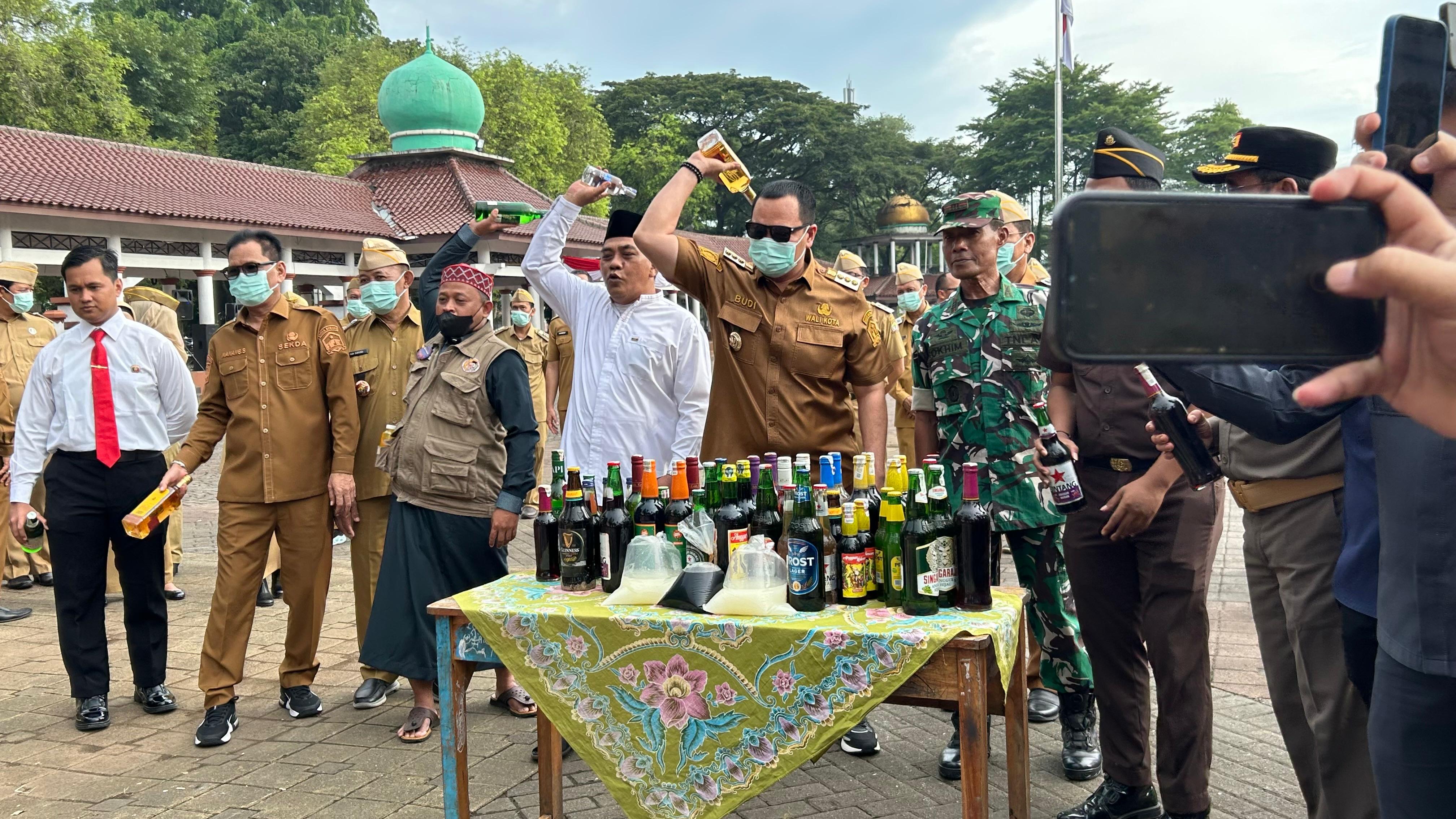 Wali Kota Serang Musnahkan Ribuan Botol Miras.