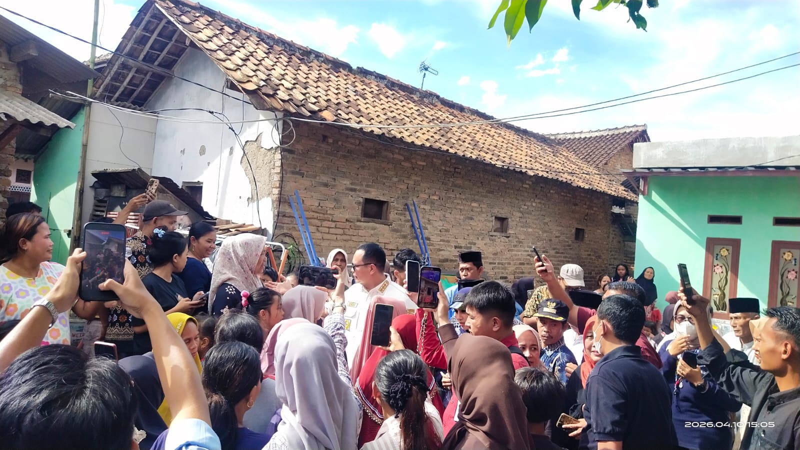 Air Mata Haru di Balik Reruntuhan: Budi Rustandi Blusukan Salurkan Bantuan Rumah Roboh